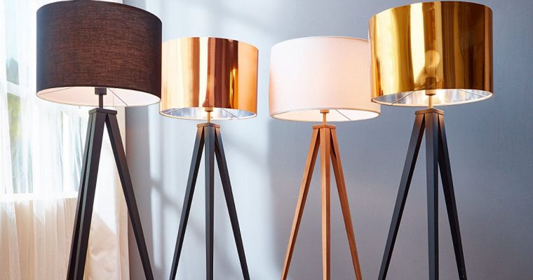Lampa podłogowa trójnóg – jak ją wykorzystać w nowoczesnych wnętrzach