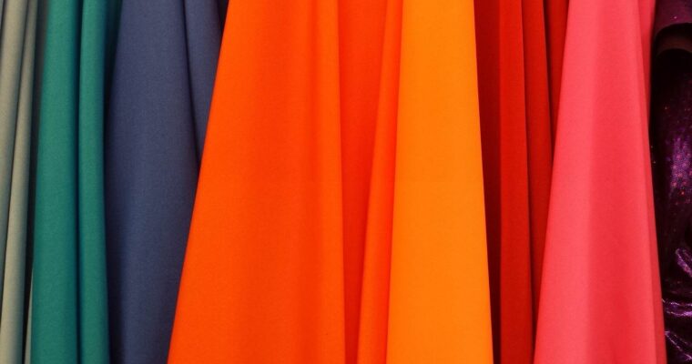 Odzież używana – czy warto kupować w lumpeksach?