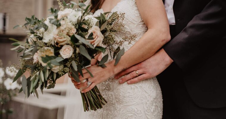 Eleganckie suknie ślubne dla puszystych