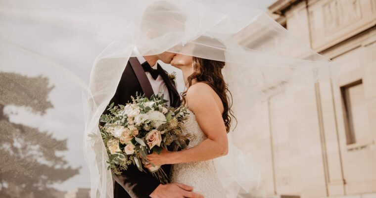 O minimalistycznych sukniach ślubnych