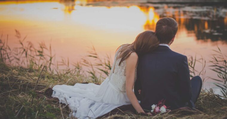 Dlaczego warto zdecydować się na prostą suknię ślubną?